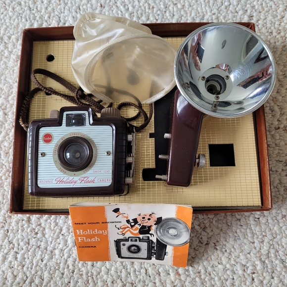 Kodak Brownie Holiday Flash Outfit Camera - Picture 3 of 10